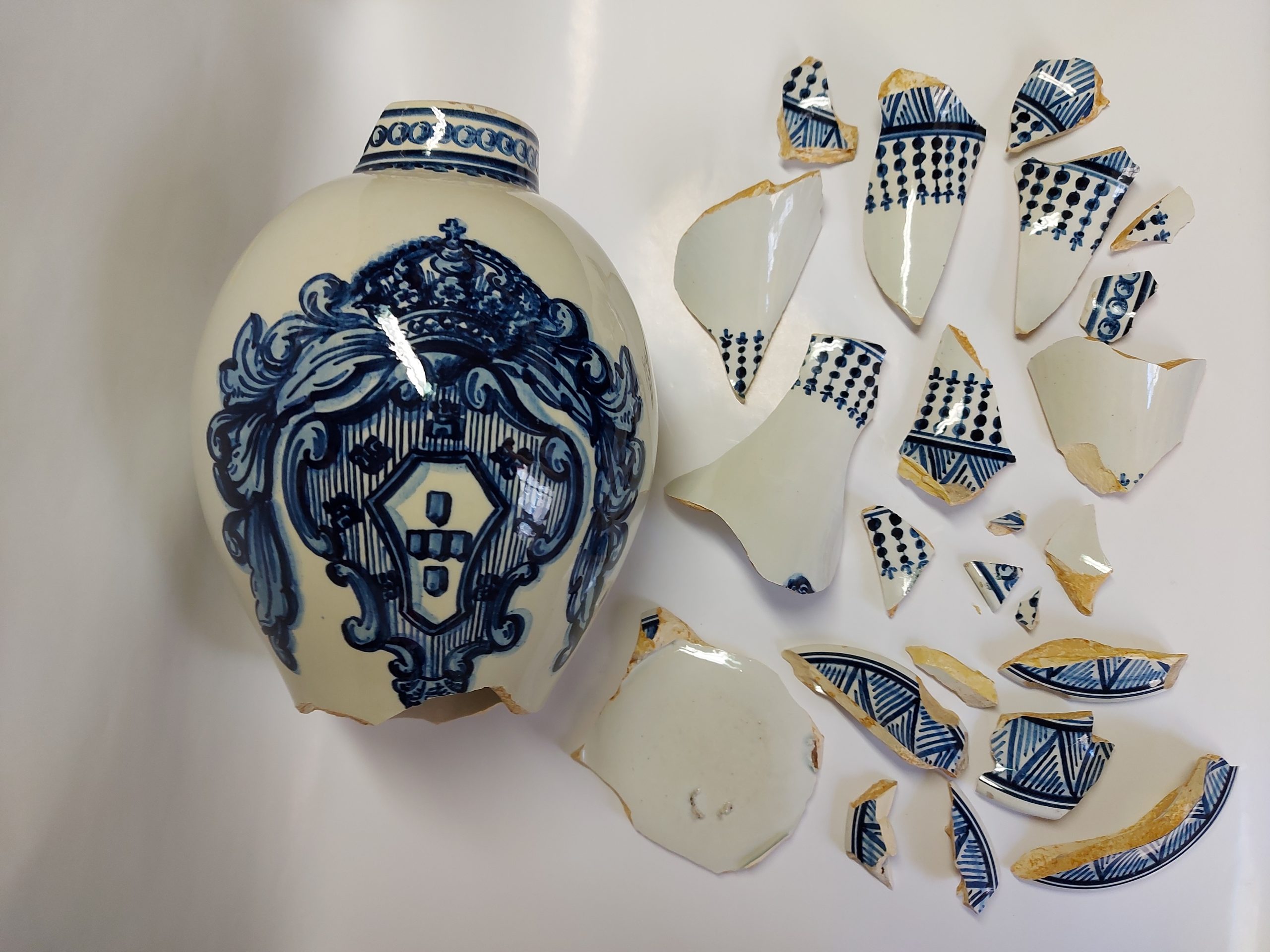 You are currently viewing Portuguese Faience Vase, Outeiro – Águeda. 1932